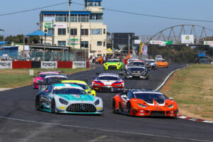 Du Toit and Arangies lead the pack into Turn 1