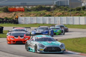 Charl Aragies leads the field through the esses